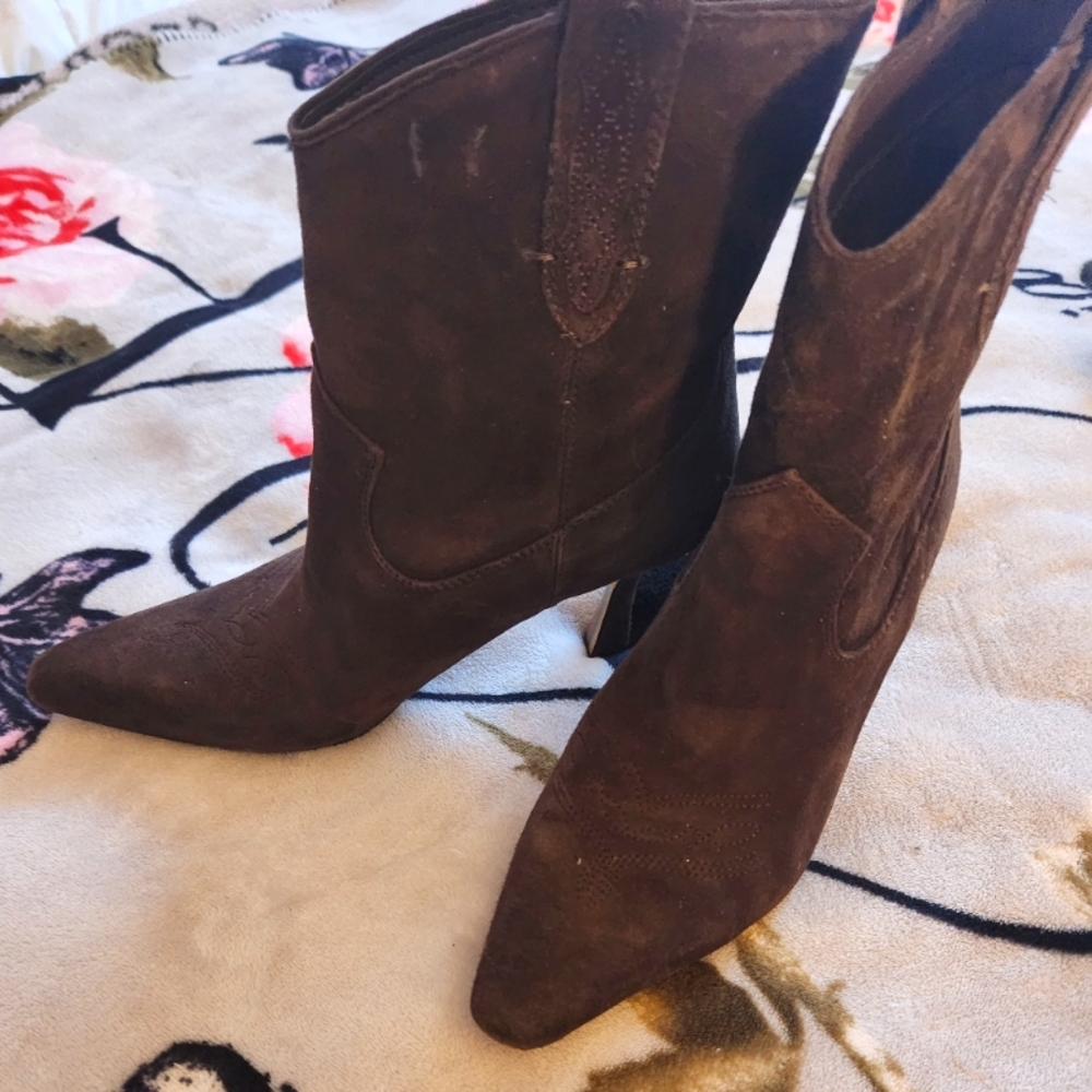 Brown Suede Women's dress, casual, cowboy Boots In Excellat Condotion
